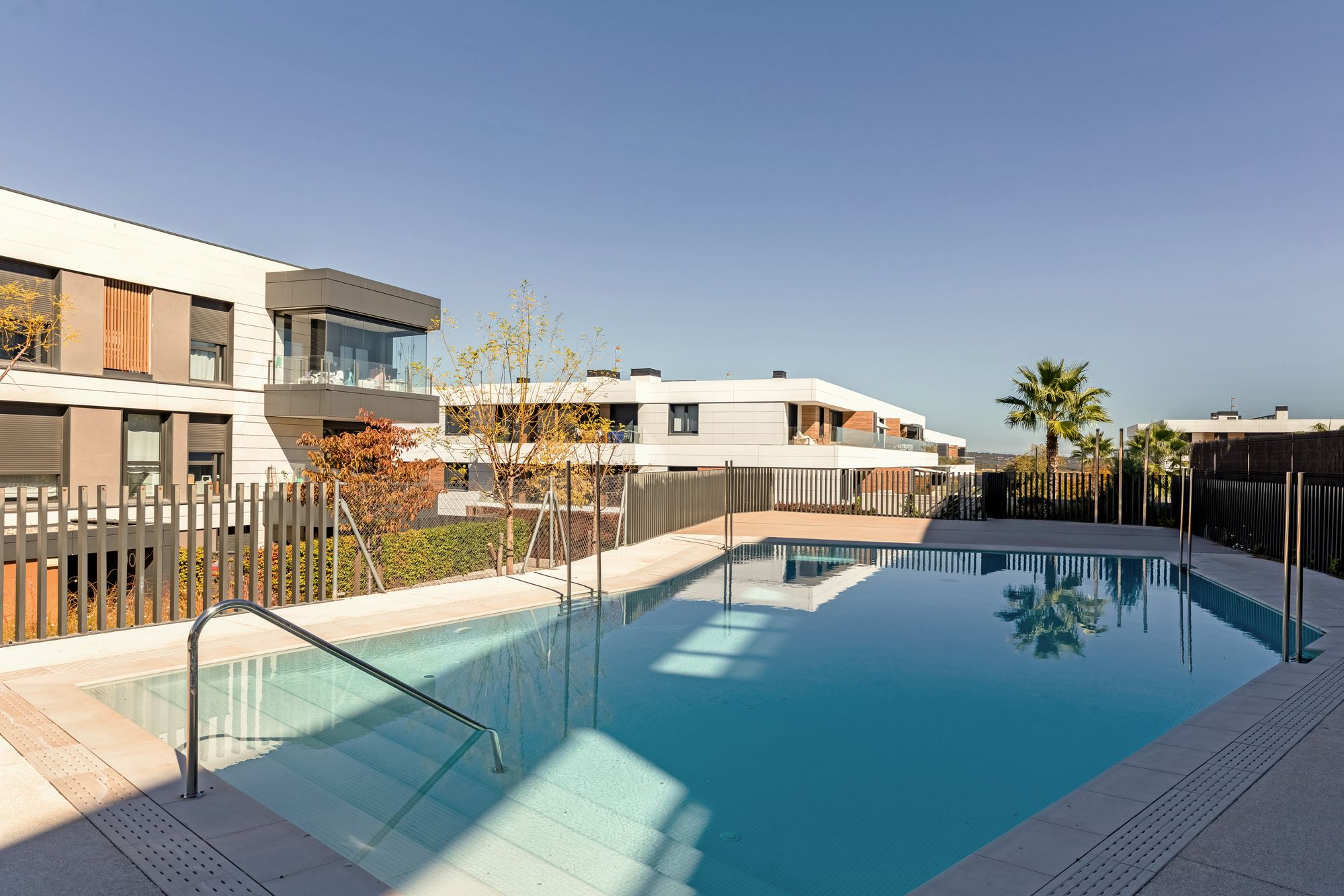 La piscina, entre jardines.