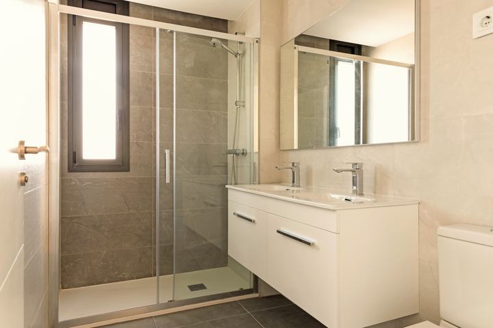 Lavabo doble y ducha amplia.
