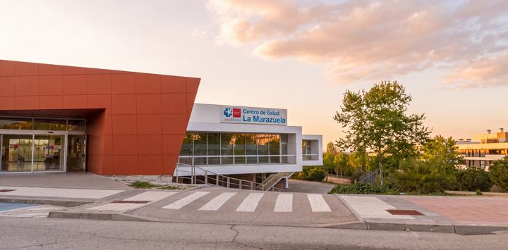 Centro de salud, en la misma calle.